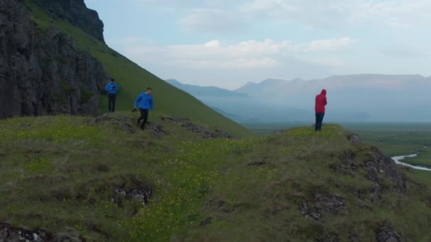 Σύρετε και πανό πλάνα από την ομάδα των νέων ανθρώπων γυρίσματα φυσικό τοπίο. Φωτογραφίζω διατηρημένο σκανδιναβικό τοπίο. Ισλανδία — Αρχείο Βίντεο