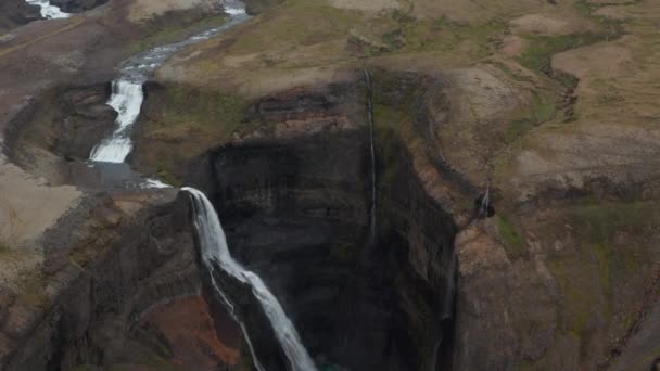 Αεροφωτογραφία του υψηλού καταρράκτη σε βαθύ φαράγγι στο βράχο. Τουριστικό αξιοθέατο σε διατηρηθεί βόρεια φύση. Haifoss, Ισλανδία — Αρχείο Βίντεο