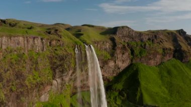 İnanılmaz doğa manzarası, kristal berrak su yüksek kayalık uçurumun kenarından akıyor. Seljalandsfoss şelalesi. İzlanda