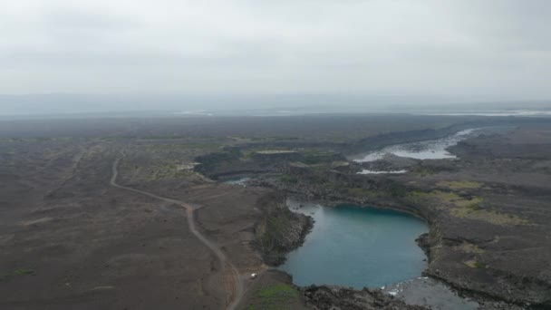 Εναέρια πανοραμική λήψη ρέοντος ρυακιού που δημιουργεί φυσικές λεκάνες και δεξαμενές. Επίπεδο ηφαιστειακό σκανδιναβικό τοπίο. Aldeyjarfoss, Ισλανδία — Αρχείο Βίντεο