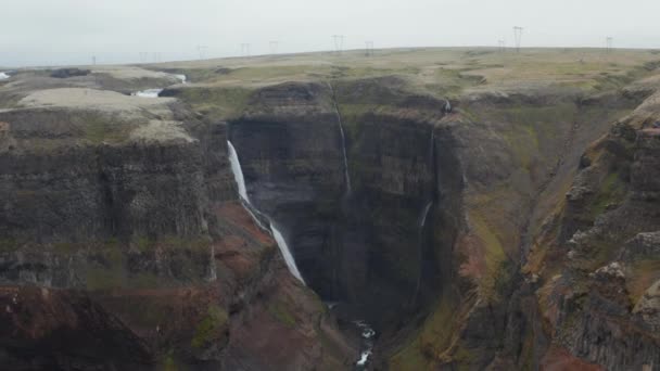 Панорамный вид на огромный каньон. Обратное выявление высоких и обильных водопадов. Красивая скандинавская природа. Хайффельд, Исландия — стоковое видео