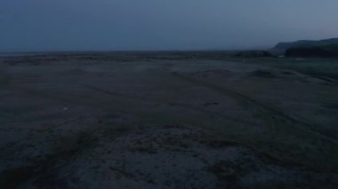 Nordic Plains 'in inanılmaz görüntüleri. Günbatımından sonra çorak arazinin üzerinde ilerleyen sinekler. İzlanda