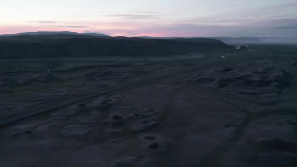 Zdjęcia panoramiczne krajobrazu skandynawskiego o zmierzchu. Słońce zachodzi za grzbietem góry. Islandia — Wideo stockowe