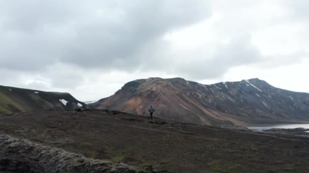 火山の風景の中をトレイルで実行している男に続く。ゴージャスな保存北欧の自然。アイスランド — ストック動画