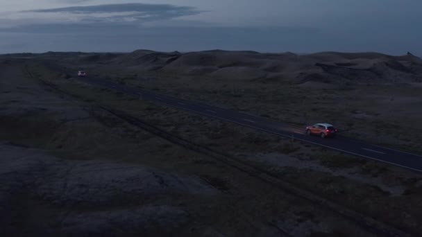 黄昏时分，车辆在路上行驶。飞越越野车。北欧风景全景。冰岛 — 图库视频影像