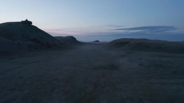 Oneffen terrein in de Noordse vlakten. Lage vlucht boven landschap in schemertijd. Kleurrijke lucht. IJsland — Stockvideo