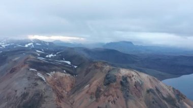 Dağ manzarasının hava panoramik görüntüleri. İskandinav doğasını korumuş. Dağ sırtları ve derin vadiler. Thorsmork Vadisi, İzlanda