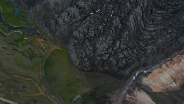 Aves aéreas olho em cima de cima para baixo panning filmagem de superfície áspera de fluxo de lava maciça solidificada. Actividade vulcânica. Thorsmork Valley, Islândia — Vídeo de Stock