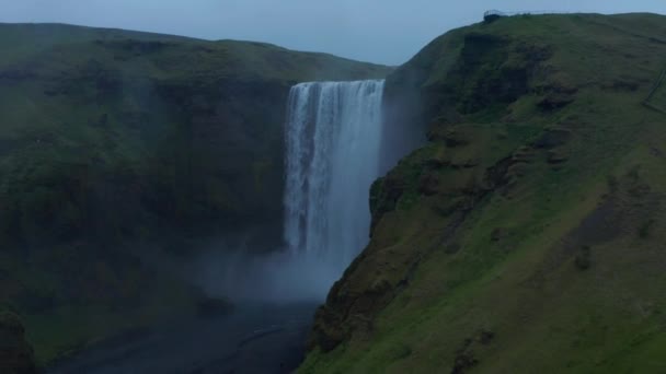 Erhöhte Aufnahmen von Wasserfällen in der Natur. Atemberaubende Szene der Naturgewalt. Wasser stürzt in die Tiefe, spritzt und sprüht. Island — Stockvideo