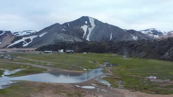 谷の雪とキャンプ場と山。保存された自然の驚くべき上昇ショット。アイスランドのソルスモーク渓谷 — ストック動画