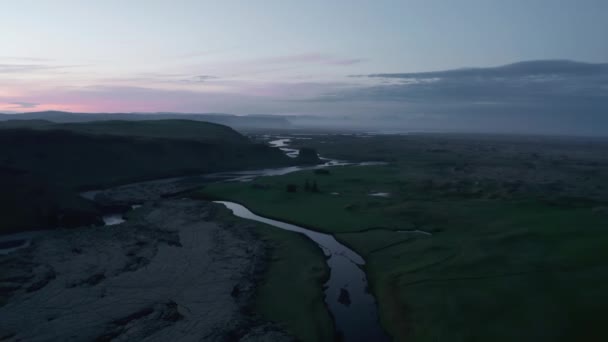 Vuela por encima de hermoso paisaje épico. Río serpenteando en naturaleza nórdica preservada. Cielo crepuscular colorido. Islandia — Vídeos de Stock