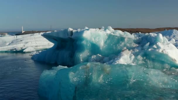 Diapositives et images panoramiques de floes de glace flottant dans un lac ou une rivière arctique. Blocs de glace bleue au coucher du soleil. Islande — Video