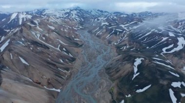 Nefes alarak dağ manzarasının hava panoramik görüntülerini alıyorum. Buzul nehri olan geniş bir vadi. Thorsmork Vadisi, İzlanda