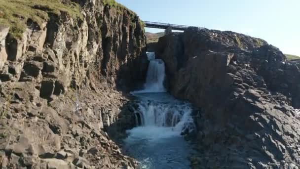 Наближаючись до каскаду води на струмку, що протікає через вузьку ущелину в горах. Каньйон Студлагіл (Ісландія). — стокове відео
