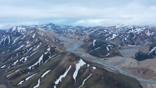 Vacker flygutsikt över det nordiska fjälllandskapet. Flyga ovanför åsar med snö och floder som flyter i breda och djupa dalar. Thorsmorkdalen, Island — Stockvideo