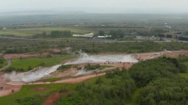 Jeotermal kaplıcaların hava görüntüleri. İnsanlar gaysir patlamasını bekliyor. İzlanda