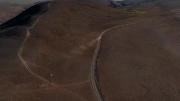 Vista de alto ângulo de carro em movimento rápido na estrada empoeirada no campo. Paisagem montanhosa vulcânica. Islândia — Vídeo de Stock