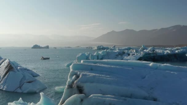 Erstaunliche arktische Landschaft. Rückwärts zeigen sich Eisschollen auf der Oberfläche des Sees. Gletscherschmelze. Island — Stockvideo