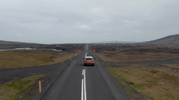 在火山景观中开车上路。继续追踪车辆在水面上经过狭窄桥梁的情况。冰岛 — 图库视频影像