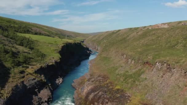 In avanti volano sopra il torrente che scorre nel letto roccioso nel paesaggio. Fiume di montagna limpido in campagna. Studlagil Canyon, Islanda — Video Stock