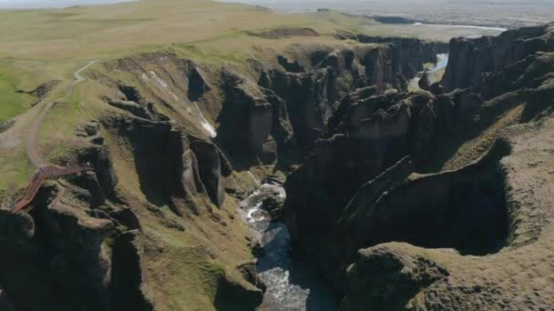 Високий кут огляду дивовижної природної привабливості. Панорамний постріл ущелини, струмок, вирізаний глибоко в скелі. каньйон Fjadrargljufur, Ісландія — стокове відео