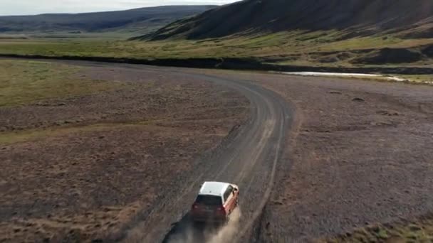 Hög vinkel syn på SUV bil på landsbygden. Spårning av fordonet. Vackert bevarad nordisk natur. Island — Stockvideo