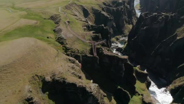 Vysoký úhel pohledu na ocelovou konstrukci vyhlídkové plošiny vysoko nad soutěskou. Nádherná přírodní atrakce. Fjadrargljufur canyon, Island — Stock video