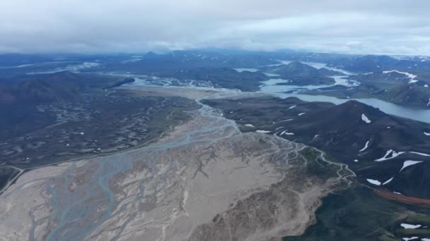 Nordycka panorama krajobrazu. Zdjęcia lotnicze w szerokiej dolinie z lodowcową rzeką. Powierzchnia wody w tle. Dolina Thorsmork, Islandia — Wideo stockowe