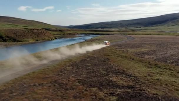 前进跟踪快速移动的汽车留下的灰尘痕迹。美丽的风景,河流沿着土路流淌.冰岛 — 图库视频影像