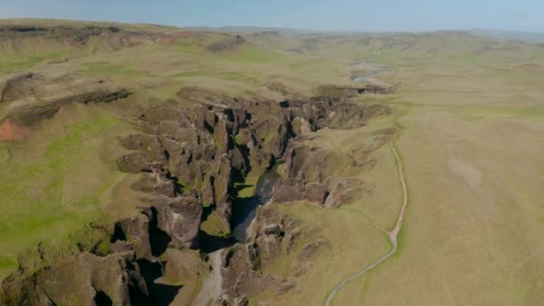 Vzdušné záběry skalní rokle vytesané do země. Úžasná krajina. Fjadrargljufur canyon, Island — Stock video