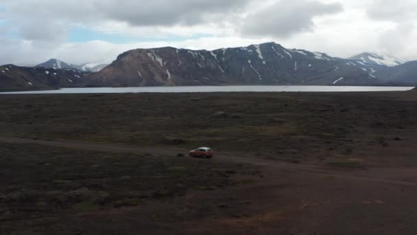 Rastreamento do veículo que passa pela encruzilhada e que conduz na estrada de terra. Bela paisagem nórdica. Islândia — Vídeo de Stock