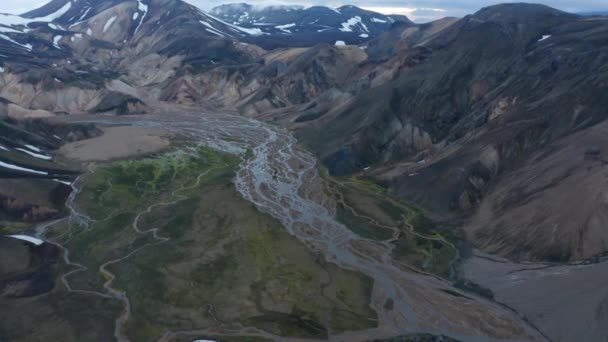 Vista de ángulo alto del río glacial en amplio valle entre altas cordilleras de las tierras altas. Valle de Thorsmork, Islandia — Vídeos de Stock