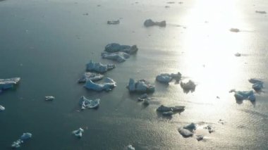 Arktik göl yüzeyindeki buz yüzeyinin hava panoramik görüntüsü. İnanılmaz İskandinav manzarası. İzlanda
