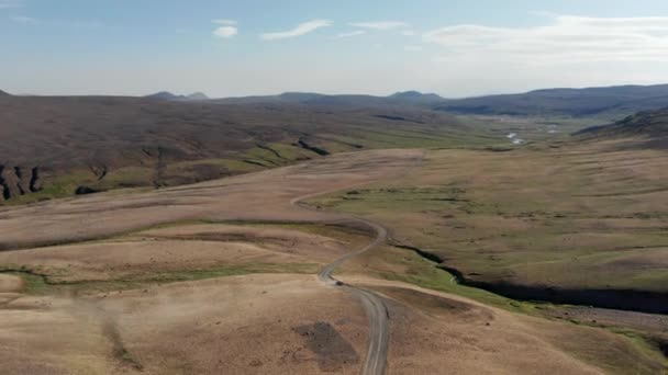Úžasné letecké záběry dochované severské krajiny. Auto jede po prašné cestě na venkově. Island — Stock video