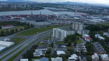 Şehrin üstünden uç, geniş yol boyunca yerleşim bölgesini ve lojistik alanı limanla böl..