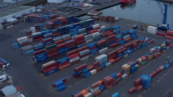 Rijen gestapelde zeecontainers in de haven. Intermodaal goederenvervoer over lange afstanden. Logistiek, import en export concept. — Stockvideo