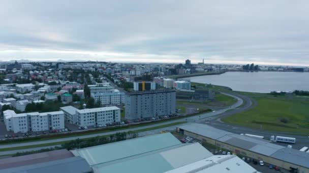 Stad vid havsviken. Förhöjda bilder av bostadshus och logistik- eller industriområde. Molnigt väder. — Stockvideo