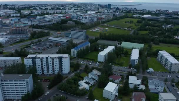 Budynki mieszkalne w osiedlu mieszkaniowym w mieście. Pochylić się w górę ujawnić miasta i wybrzeża morskiego. Dzień zachmurzenia. — Wideo stockowe