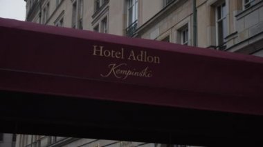 Otel girişindeki menekşe tepe örtüsü görüntülerini altın renkli metin reklamlarıyla kaydır. Berlin, Almanya