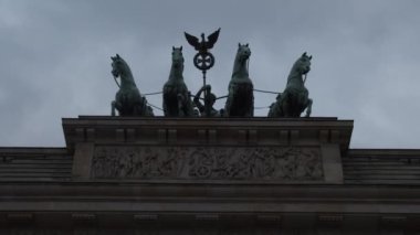 Brandenburger Tor 'un üstündeki dekorasyon görüntülerini kapat. Quadriga heykeli, dört atın çektiği at arabası. Berlin, Almanya