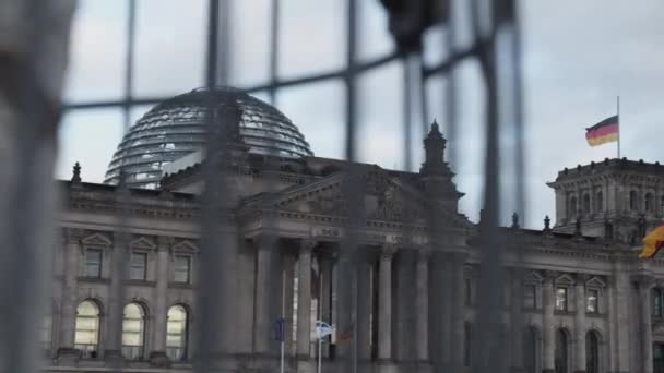 Sezione centrale dell'edificio Deutscher Bundestag con cupola in acciaio e vetro. Bandiere tedesche, israeliane e dell'UE davanti al parlamento tedesco. Berlino, Germania — Video Stock