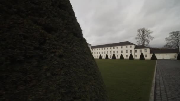 Limusina negra pasando frente a Schloss Bellevue. Estándar presidencial volado en palacio histórico. Berlín, Alemania — Vídeos de Stock