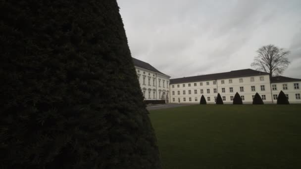 揭穿了贝尔维耶宫历史建筑被用作总统官邸。主入口前的绿色草坪和针叶树。德国柏林 — 图库视频影像