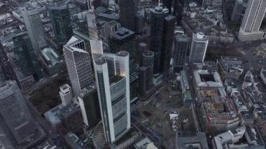 Commerzbank Kulesi 'nin ve şehir merkezindeki gökdelenlerin yüksek görüntülerini. Kasabada şu an inşa edilen binalar. Frankfurt am Main, Almanya