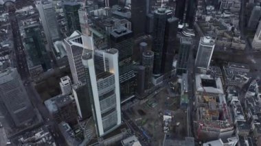 Şehrin üstünden uç. Sırada yüksek açılı inşaat alanı var. Bir grup modern yüksek gökdelenler var. Frankfurt am Main, Almanya