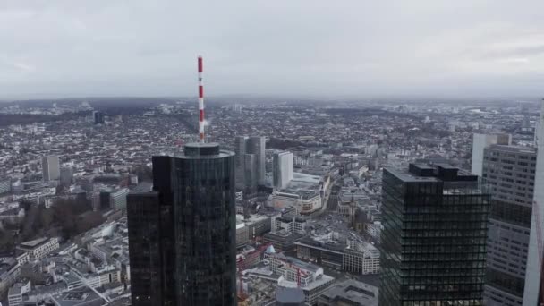 Boven verdiepingen van hoge hoogbouw bedrijfsgebouwen die hoog boven de stad uitsteken. Stadsgezicht op de achtergrond. Frankfurt am Main, Duitsland — Stockvideo