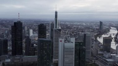 Şehrin üzerinde yükselen gökdelenlerin hava panoramik görüntüsü. Uzun, modern ofis binaları. Frankfurt am Main, Almanya