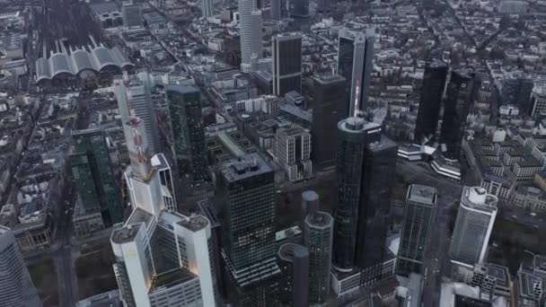 前方市内のビジネス街の上を飛ぶ。ガラス張りのファサードを持つ背の高いオフィスタワー。町の開発を背景に。フランクフルトはドイツのメインです — ストック動画