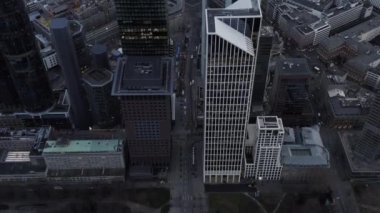 Şehir merkezinin yüksek açılı manzarası. Modern gökdelenler arasında yol trafiği. Frankfurt am Main, Almanya