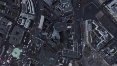 Gökyüzü kuşları tepeden aşağı şehirdeki binalara bakıyor. Finansal kentteki modern gökdelenleri göster. Frankfurt am Main, Almanya